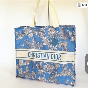CHRISTIAN DIOR Blue and Cream
Linen Dioriviera Tote Bag